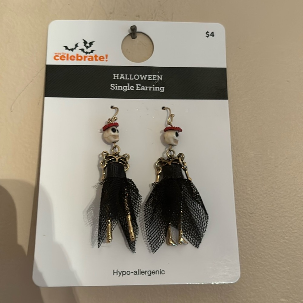 Skeleton dancers earrings it’s about SPOOKY SEASON 🎃